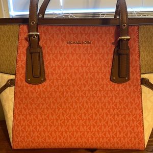 Never used Michael kors purse never used still has tags.